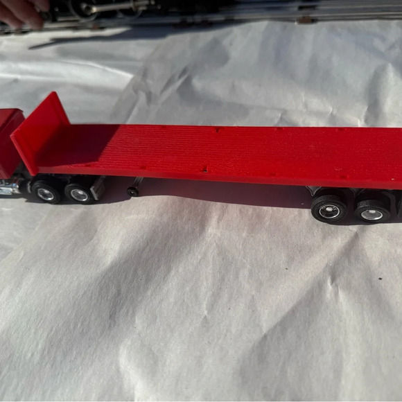 Lionel New York Central Flyer Train Set - Black and Red - Picture 9 of 13